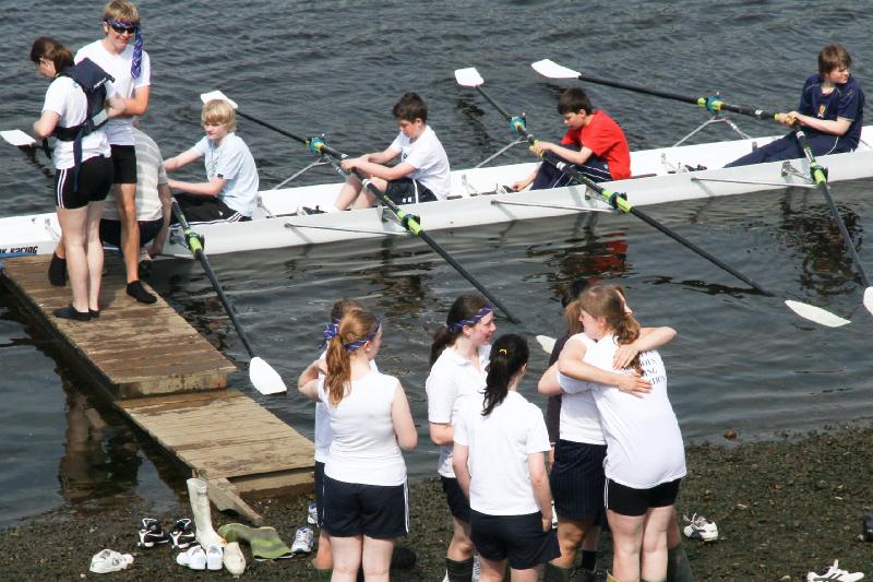 IntSch10 111.jpg - Group hug